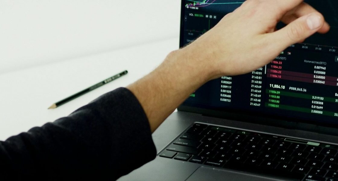 Ten przewodnik pokazuje, jak w 2026 roku zacząć i skalować dochód z affiliate marketingu bez dużego kapitału, wykorzystując rosnące możliwości social commerce i...