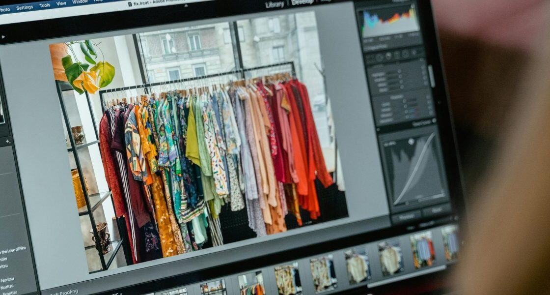 Artykuł to praktyczny przewodnik dla osób sprzedających odzież online w 2026 roku, ze szczególnym uwzględnieniem sprzedaży markowych t-shirtów na platformach ty...