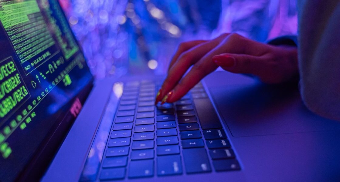 Artykuł wyjaśnia, czym są podatności (vulnerabilities) w polskim e‑commerce i dlaczego małym oraz średnim sklepom, w tym dropshippingowi, grożą dziś poważne ata...