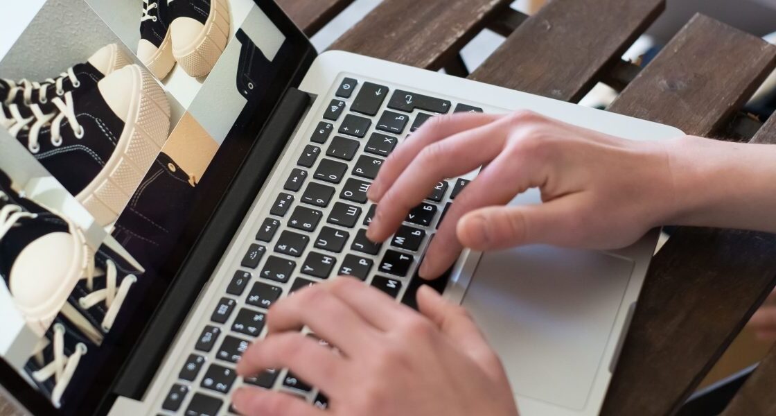 Artykuł wyjaśnia, dlaczego opinie klientów są dziś fundamentem zaufania w e-commerce i jak przekuć je na wyższą konwersję. Zaczyna od danych pokazujących, jak s...