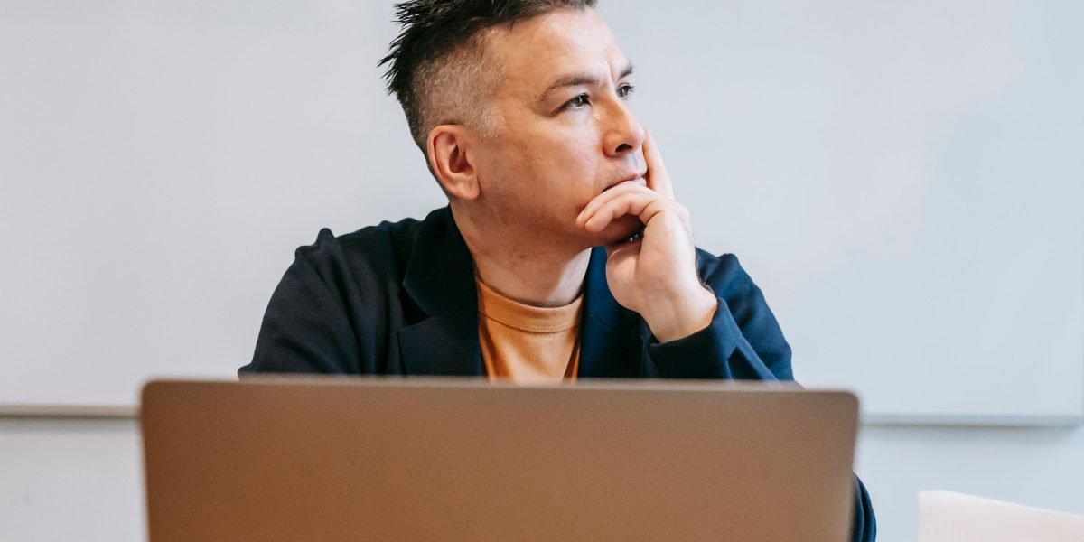 Przedsiębiorca zamyślony nad planowaniem strategii rozwoju swojego biznesu online.