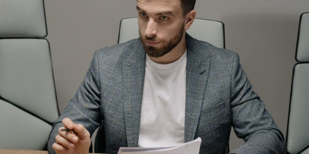 Przedsiębiorca analizujący dane, podejmujący kluczowe decyzje dla przyszłości firmy.