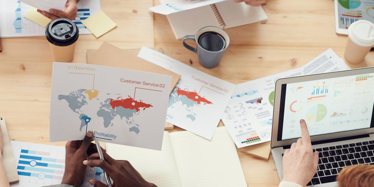 Zespół profesjonalistów współpracujący przy tablicy, planujący nową strategię marketingową.
